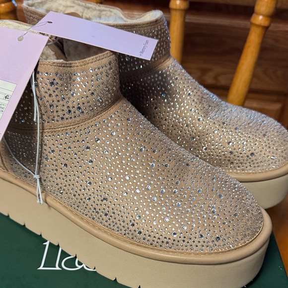 wild fable Shoes - Wild Fable NWB 8 tan rhinestone Sparkle 2” sherpa lined Platform ankle Boots